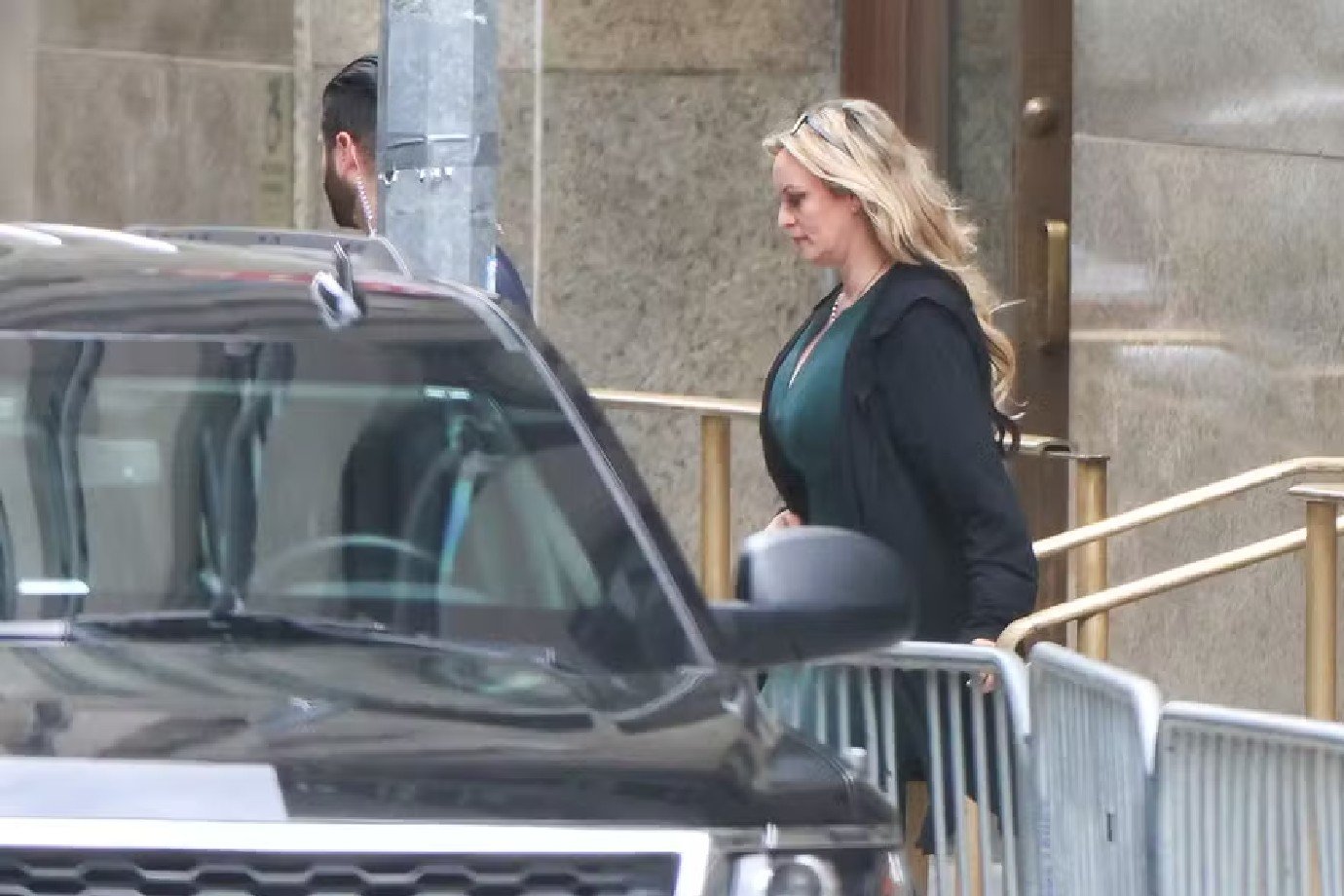 Stormy Daniels bate boca com advogada de Trump, que tenta desacreditar seu depoimento em julgamento