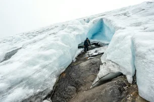 O país que vê uma geleira rachar por causa das temperaturas recordes