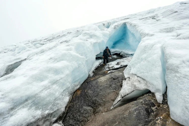 Desastre: guia caminha por uma fenda da geleira Ritacuba Blanco, na montanha nevada colombiana de El Cocuy, em abril de 2024 (AFP Photo)