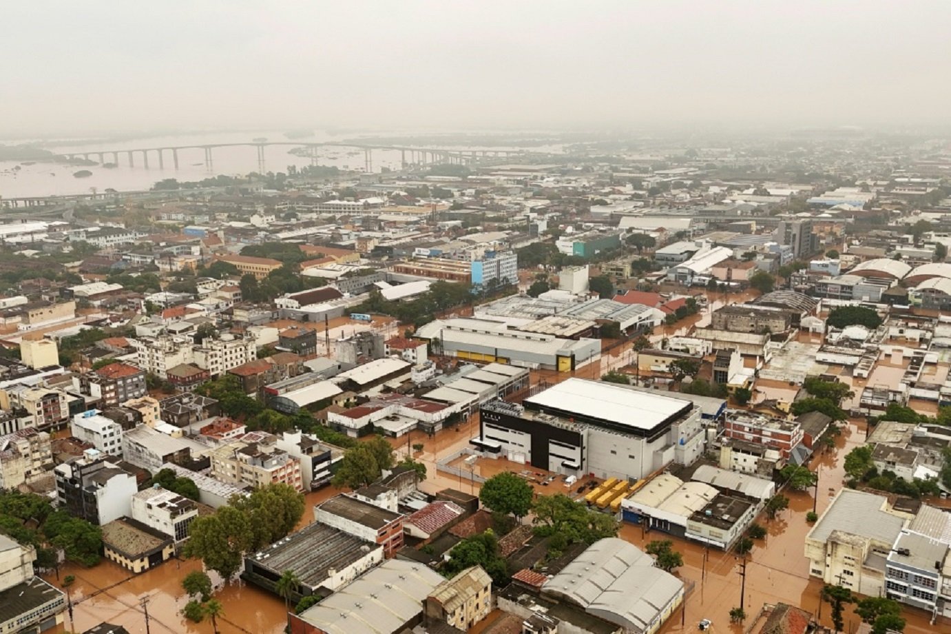 Vista aérea das ruas alagadas do bairro Navegantes, em Porto Alegre, em 4 de maio de 2024