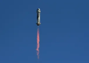 Após dois anos de pausa, Blue Origin, de Jeff Bezos, leva passageiros ao espaço