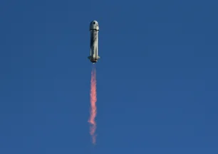 Imagem referente à matéria: Após dois anos de pausa, Blue Origin, de Jeff Bezos, leva passageiros ao espaço