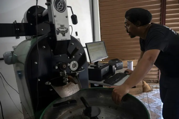 Reparação: com a marca Café di Preto, Brandão leva ao mercado grãos cultivados por agricultores negros (AFP Photo)