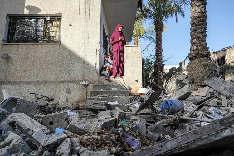 Faixa de Gaza: Palestina observa os danos em sua casa após bombardeio israelense em Nusseirat, centro de Gaza (AFP/AFP Photo)