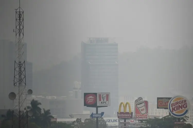 Poluição: densa camada de fumaça tomou conta de Tegucigalpa (Orlando SIERRA / AFP)