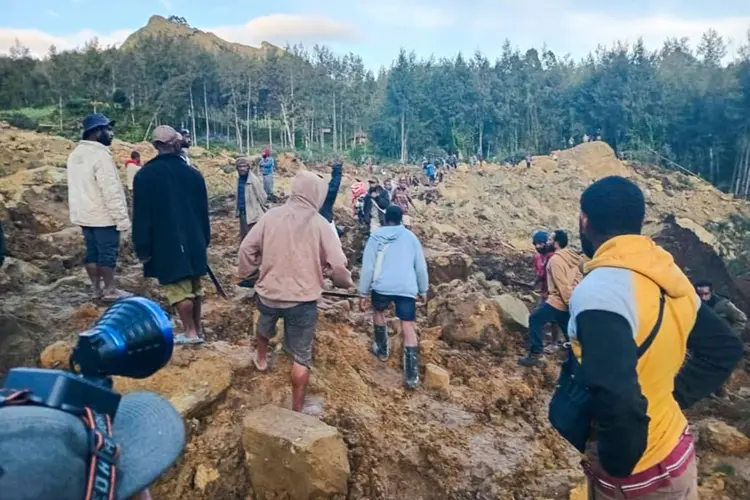  Papua-Nova Guiné: as autoridades temem um número elevado de mortes após deslizamento de terra (AFP)
