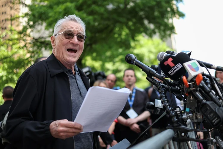 Robert De Niro discursa em apoio ao presidente Joe Biden em frente ao tribunal de Manhattan onde Donald Trump está sendo julgado, em Nova York (AFP)
