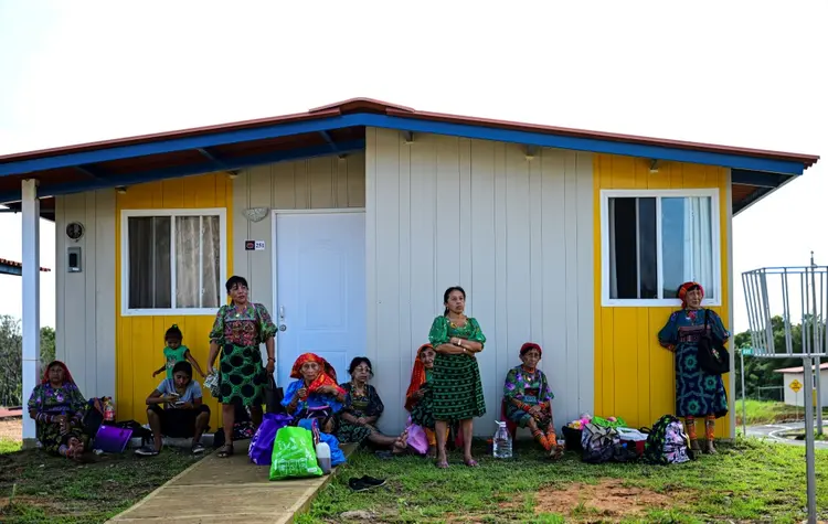 Mudança: indígenas esperam do lado de fora de suas novas casas em Nuevo Cartí, em Guna Yala, na costa caribenha do Panamá (AFP Photo)