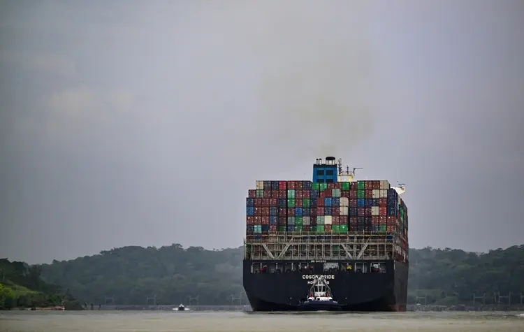 Canal do Paraná: navio se desloca pelo lago Gatún. (AFP/AFP)