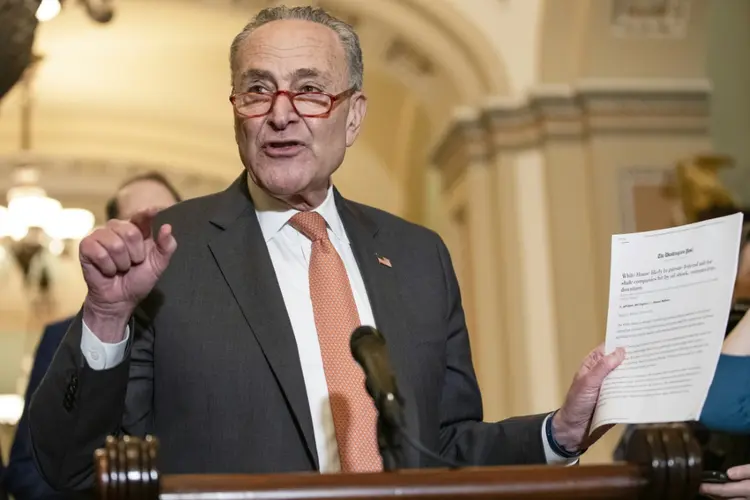 O líder da maioria democrata no Senado, Chuck Schumer, pediu ao Departamento de Justiça que investigasse as empresas petrolíferas (AFP/AFP)
