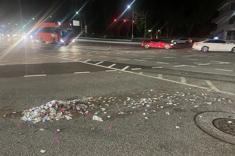 A foto fornecida, tirada pelo Ministério da Defesa da Coreia do Sul entre a noite de 28 e 29 de maio, mostra objetos não identificados, que se acredita serem folhetos de propaganda norte-coreana, em uma rua em Seul (Divulgação / Ministério da Defesa da Coreia do Sul / AFP/AFP)