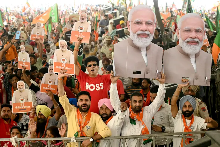 Modi e sua aliança buscam um raro terceiro mandato na Índia (Narinder Nanu/AFP)