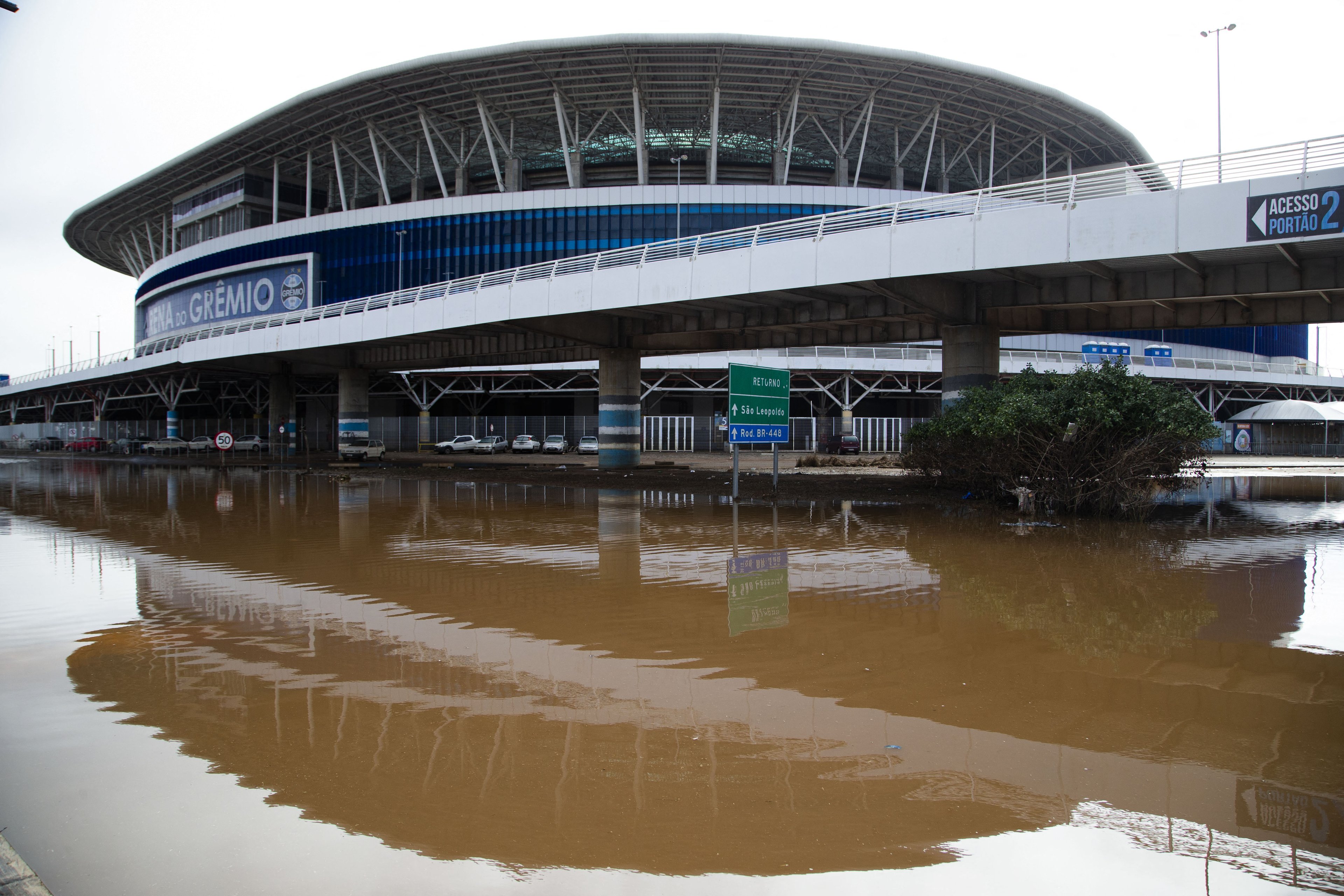 Vista das áreas inundadas ao redor do estádio Arena do Grêmio em Porto Alegre, no estado do Rio Grande do Sul, Brasil, tirada em 29 de maio de 2024. A água e a lama tornaram os estádios e sedes do Grêmio e Internacional inoperáveis. Sem locais para treinar ou jogar futebol, os clubes brasileiros tornaram-se equipes itinerantes para evitar as enchentes que devastaram o sul do Brasil. (Foto de SILVIO AVILA / AFP)