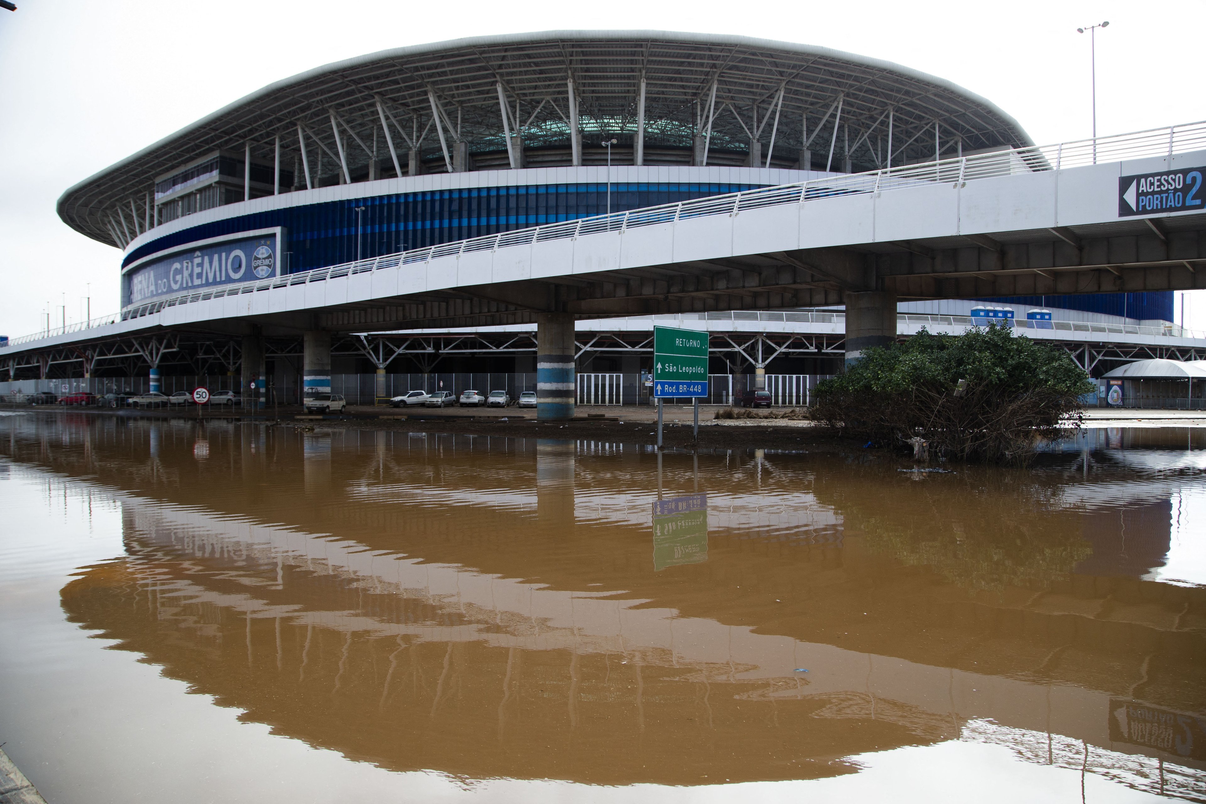 Vista das áreas inundadas ao redor do estádio Arena do Grêmio em Porto Alegre