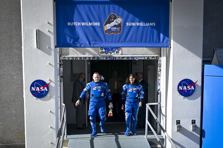 
Os astronautas Suni Williams e Butch Wilmore, que iriam voar na Starliner (Miguel J. Rodriguez Carrillo /AFP)