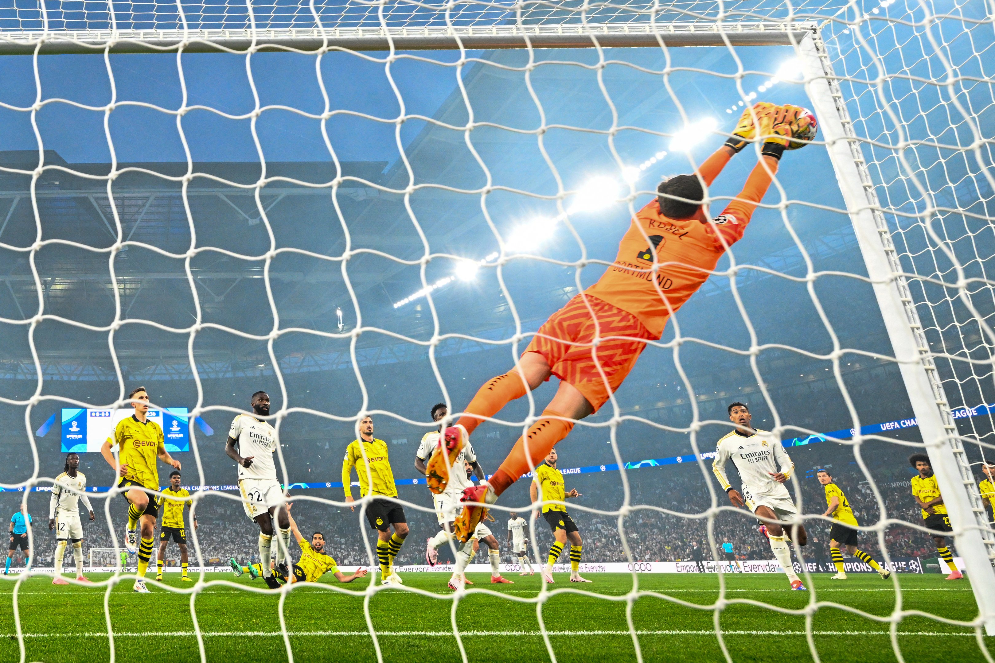 Kobel, goleiro do Borussia, defende chute durante final da Champions