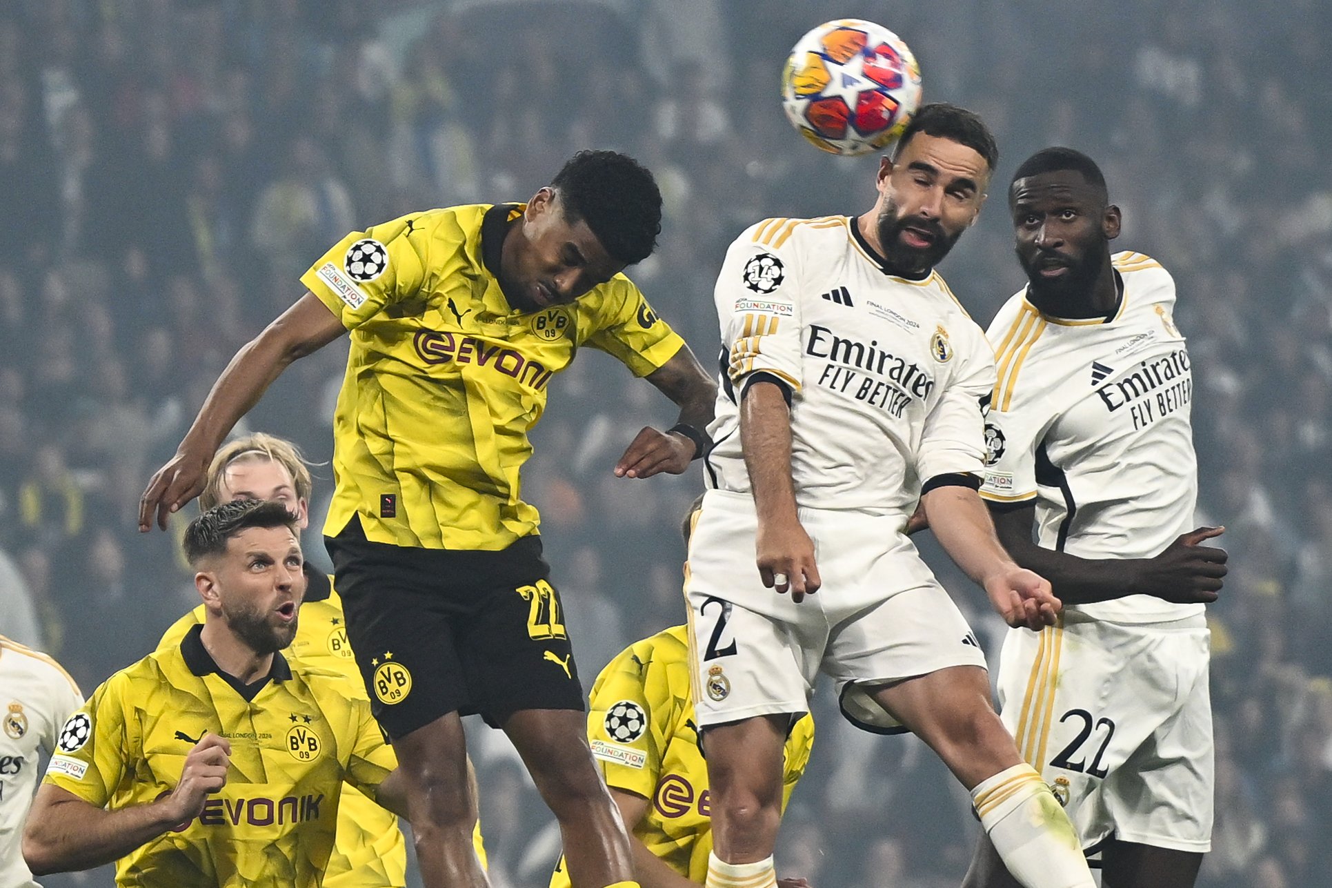 Dani Carvajal cabeceia para marcar 1º gol da partida na final da Champios League