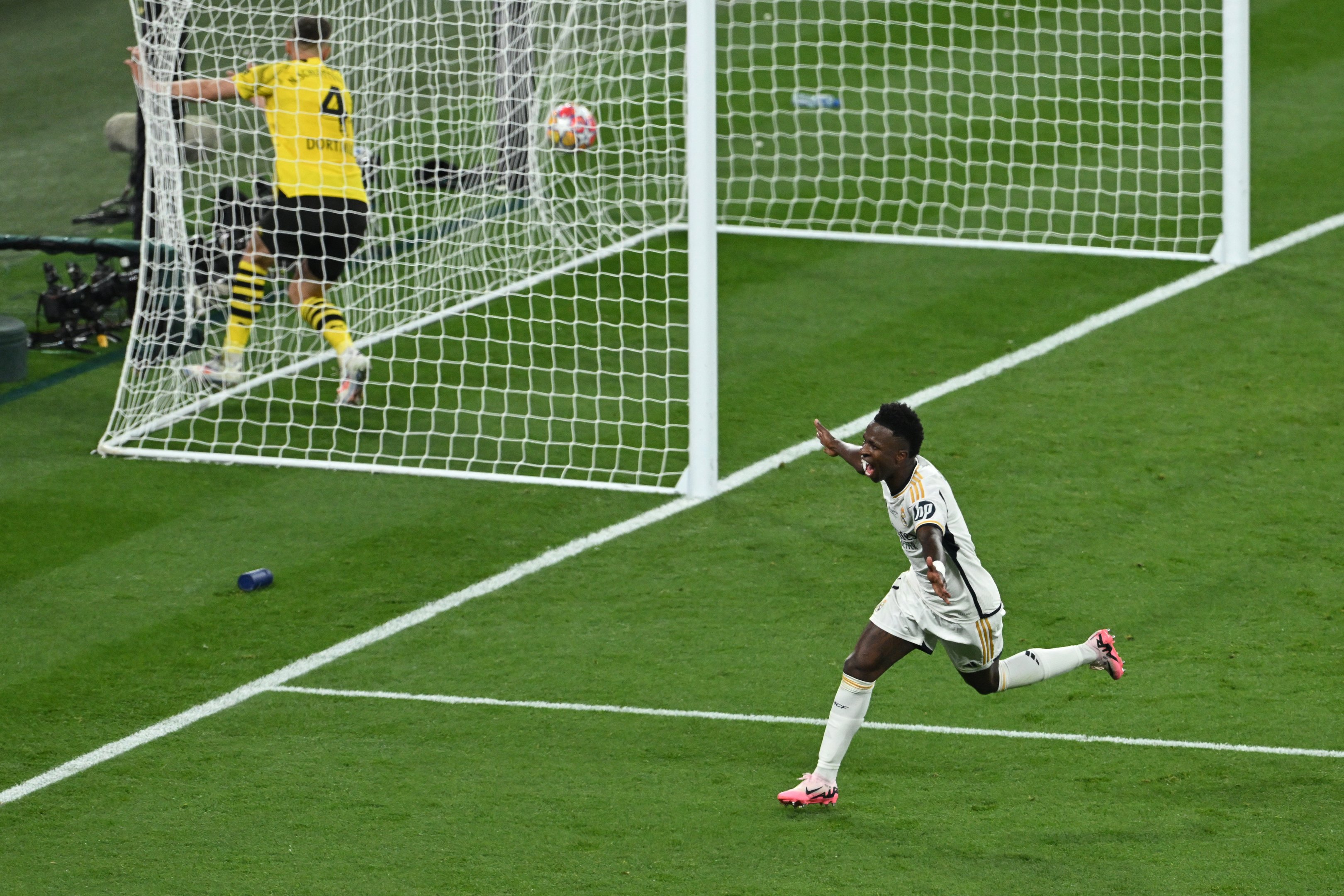 Vinicius Jr. comemora após marcar segundo gol do Real Madrid na final da Champions League em 2024