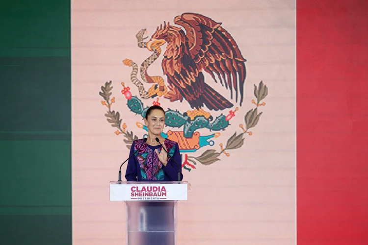 A então candidata presidencial do México pelo partido Morena, Claudia Sheinbaum, conversa com apoiadores após o resultado das eleições gerais em um hotel na Cidade do México, em 3 de junho de 2024 (Gerardo Luna/AFP)