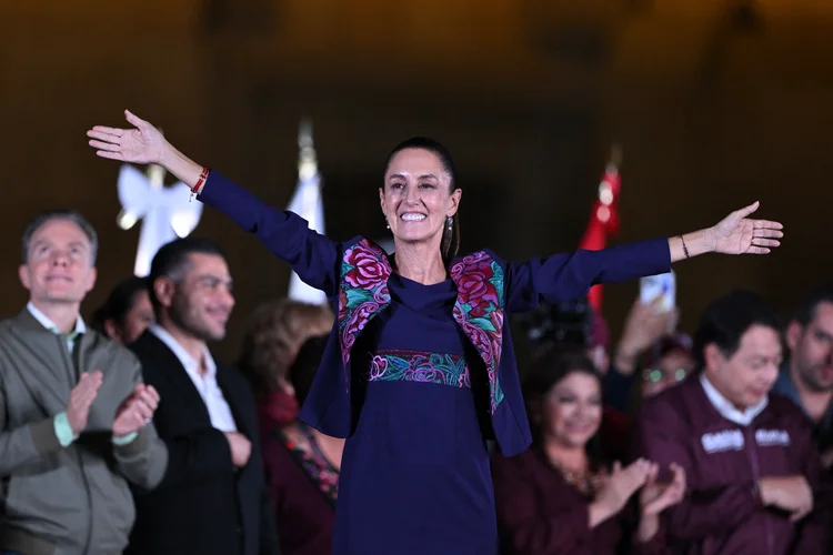 Claudia Sheinbaum durante comício na Cidade do México celebrando a vitória (CARL DE SOUZA/AFP)