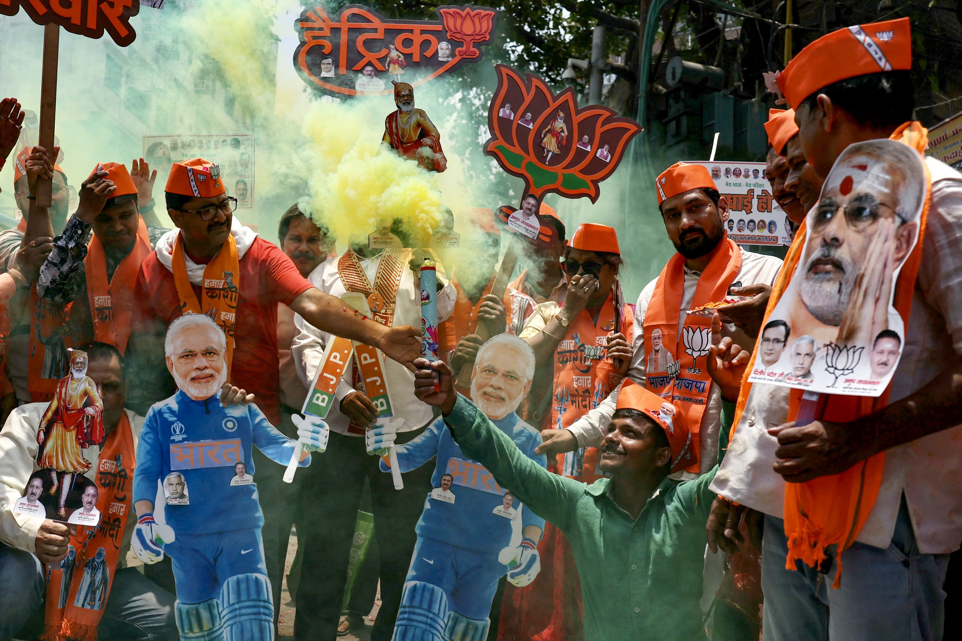 Apoiadores de Narendra Modi, Primeiro-Ministro da Índia e líder do Partido Bharatiya Janata (BJP), carregam recortes de sua imagem enquanto comemoram os resultados da contagem de votos das eleições gerais da Índia em Varanasi, em 4 de junho de 2024. A contagem de votos estava em andamento na eleição da Índia no dia 4 de junho, com o Primeiro-Ministro Narendra Modi praticamente garantido um triunfo para sua agenda nacionalista hindu, que lançou a oposição em desordem e aumentou as preocupações com os direitos das minorias. (Foto por Niharika KULKARNI / AFP)