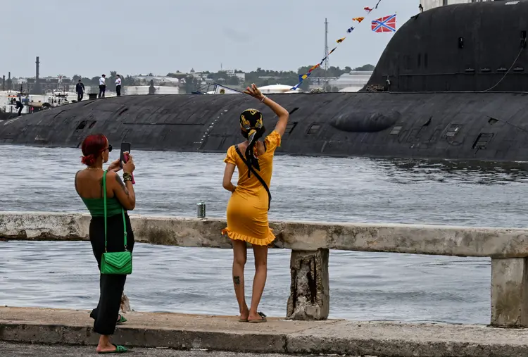 Mulher acena para tripulação do Kazan durante exercício em Cuba