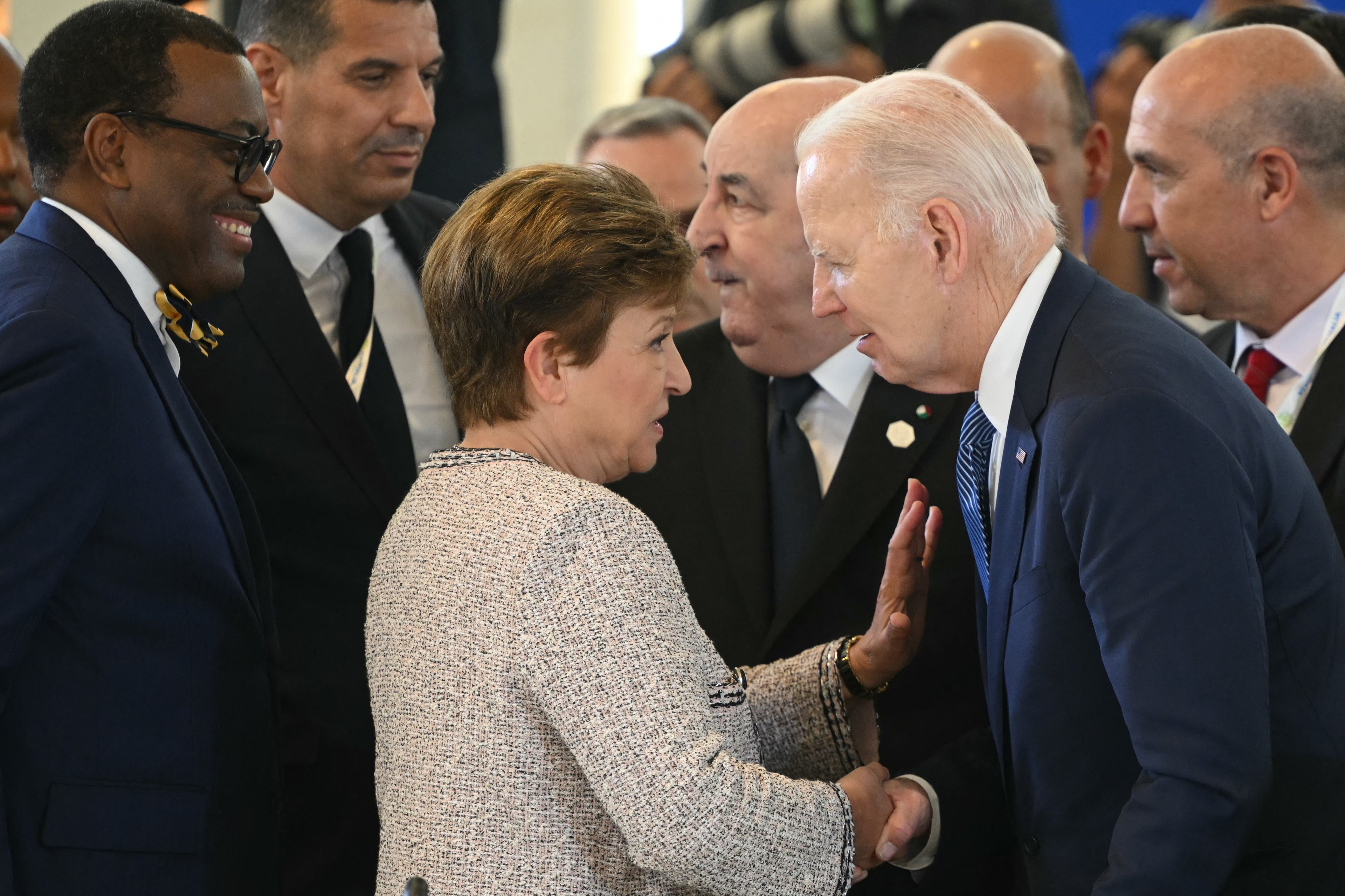 Kristalina Georgieva, diretora do FMI, cumprimenta o presidente Joe Biden