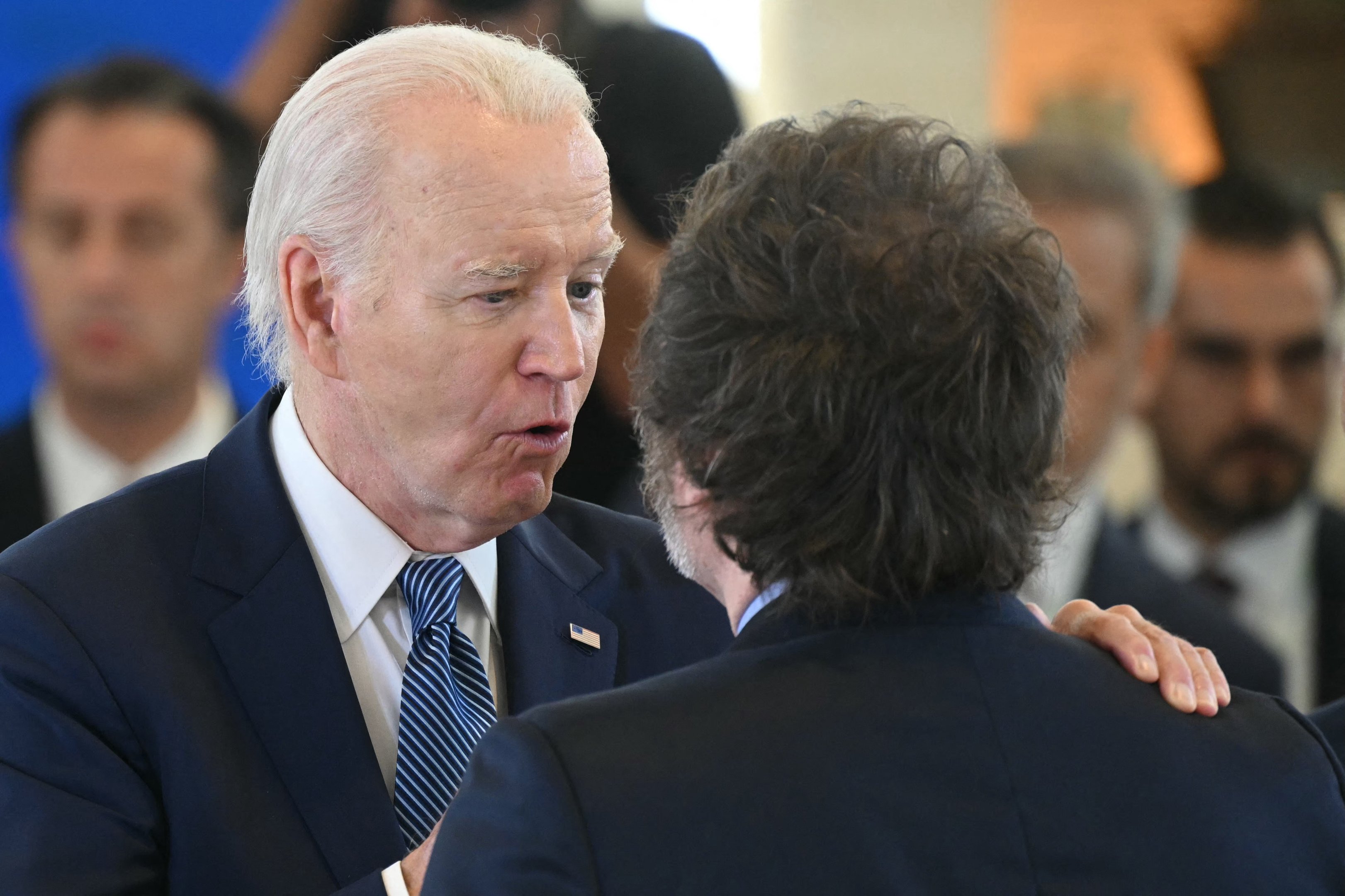 Joe Biden, presidente dos EUA, conversa com Javier Milei, presidente da Argentina, durante reunião do G7