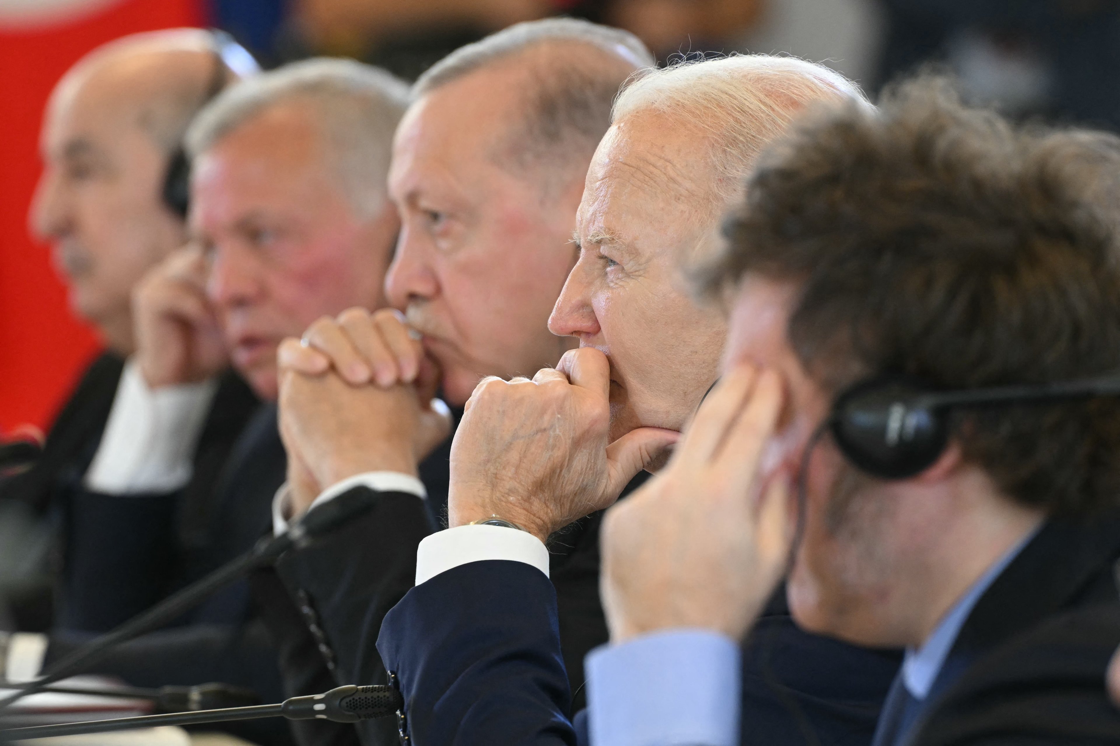 Os presidentes Recep Erdogan (Turquia) e Joe Biden (EUA),  durante reunião do G7 em Bari, na Itália, em 14 de junho
