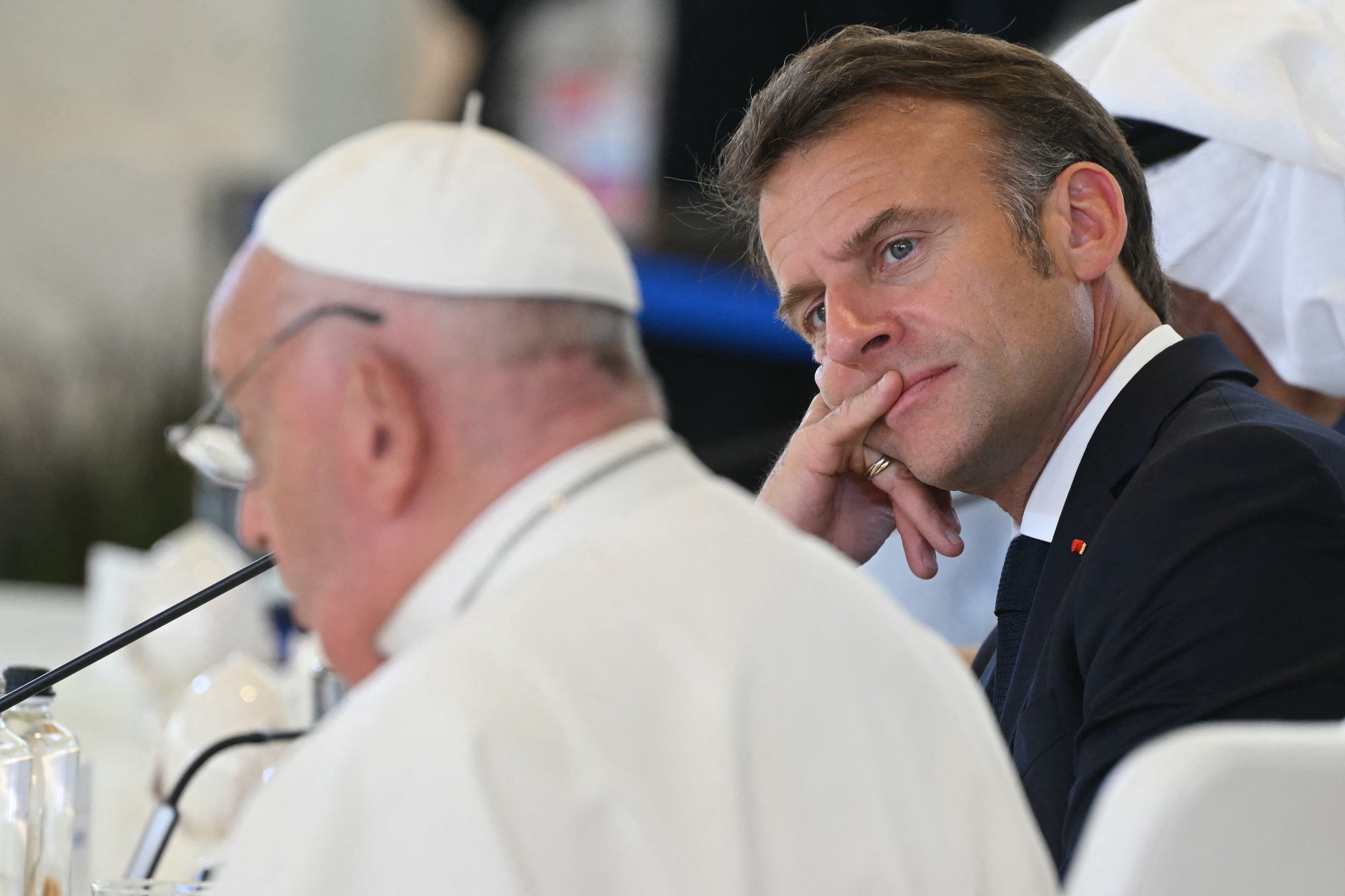 Emmanuel Macron, presidente da França, observa o papa Francisco, durante reunião do G7 em Bari, na Itália, em 14 de junho
