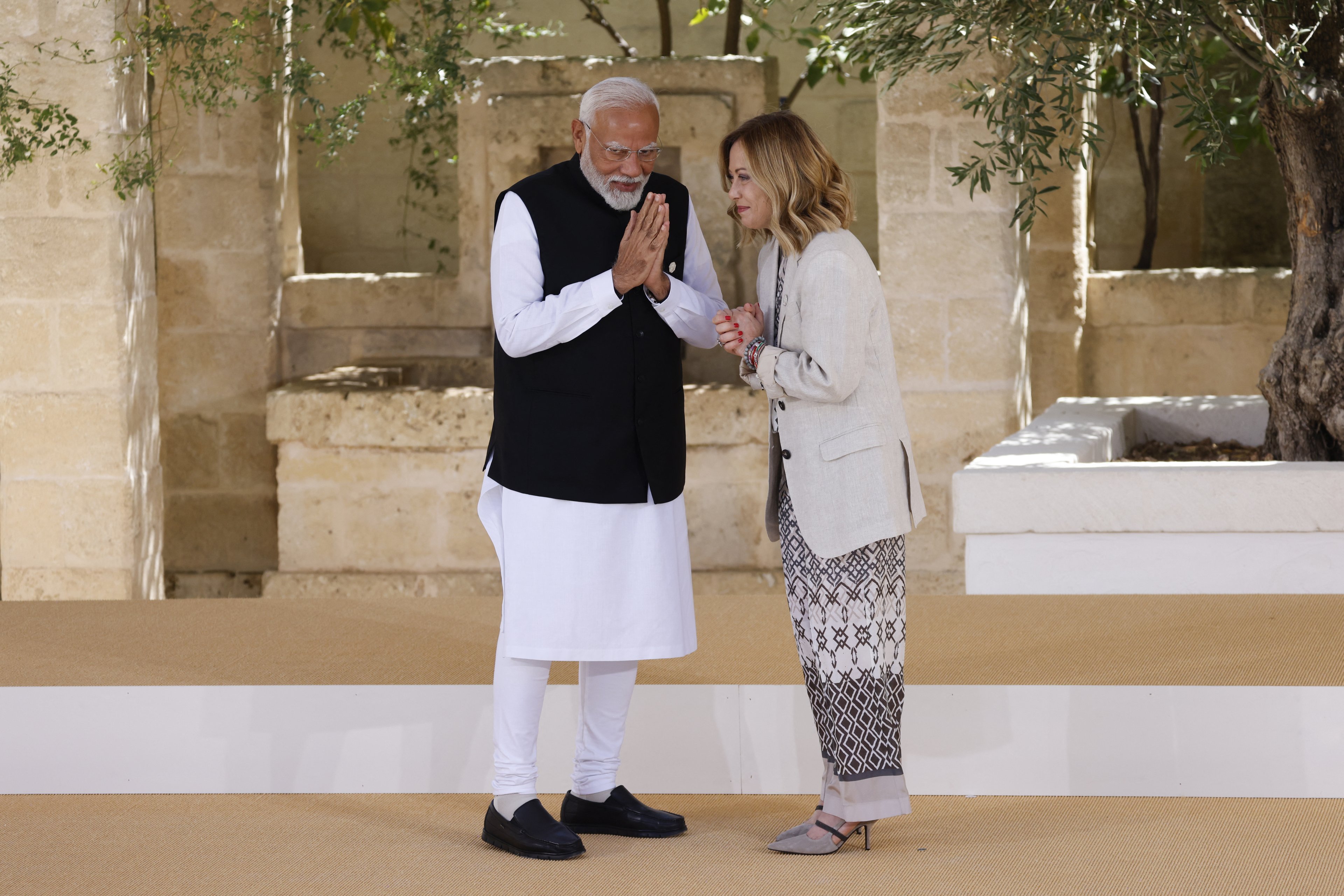 Narendra Modi, premiê da Índia, com Giorgia Meloni, premiê da Itália, durante reunião do G7 em Bari, na Itália, em 14 de junho