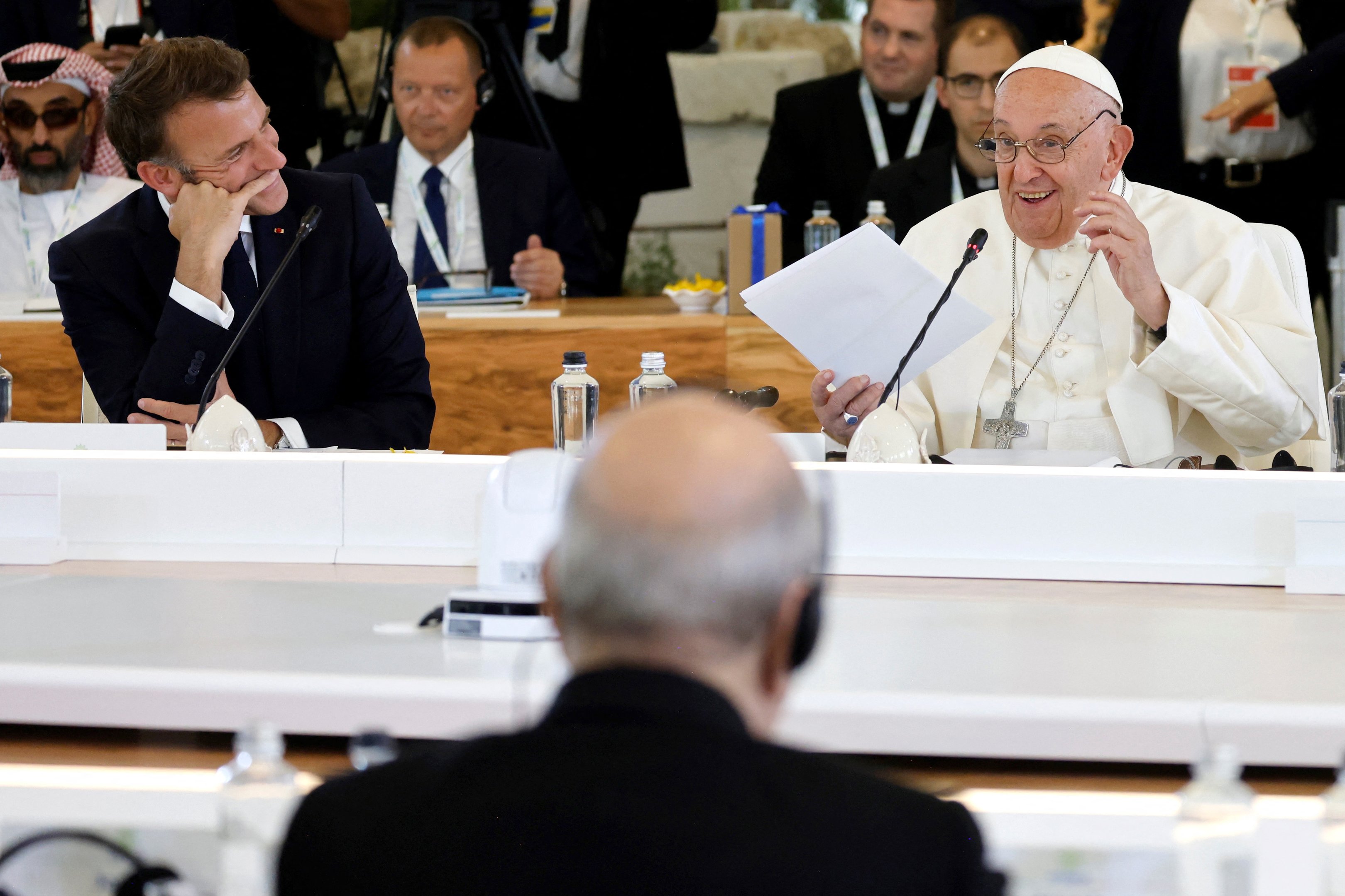 O presidente da França, Emmanuel Macron, e o papa Francisco, durante reunião do G7 em Bari, na Itália, em 14 de junho