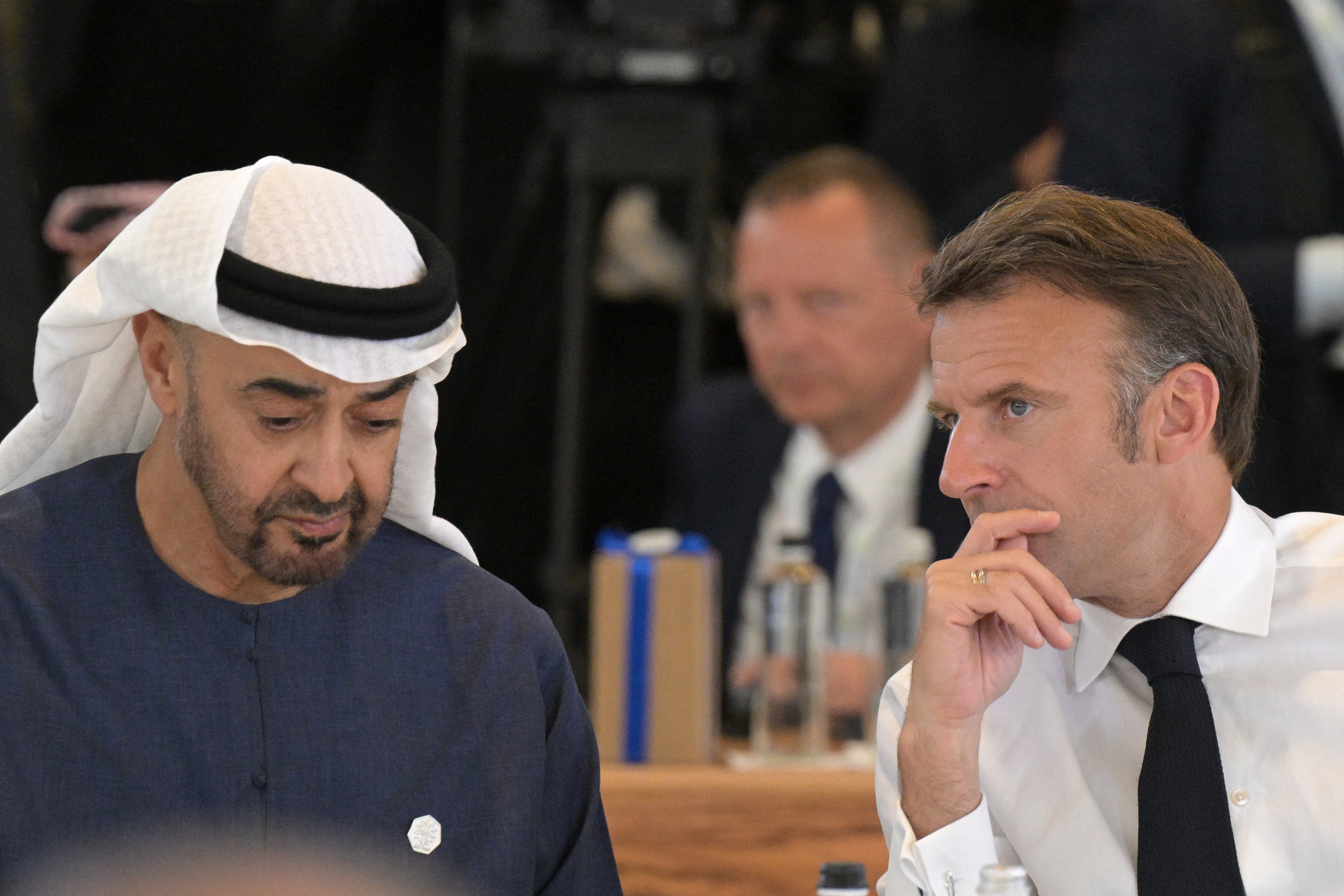 O presidente Emmanuel Macron, da França, conversa com o presidente Mohamed bin Zayed, durante reunião do G7 em Bari, na Itália, em 14 de junho
