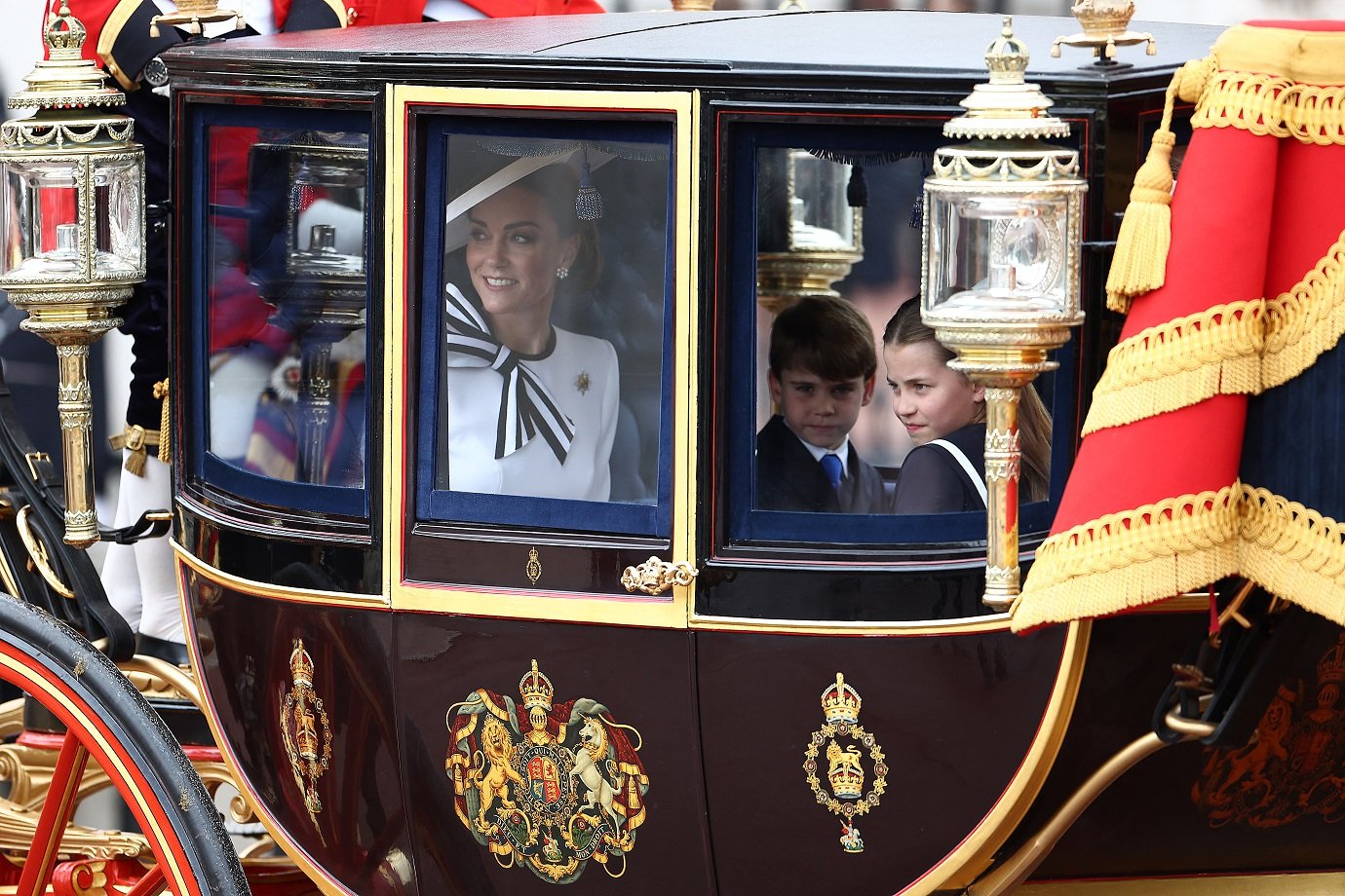 Kate Middleton faz primeira aparição oficial após diagnóstico de câncer; veja vídeo e fotos