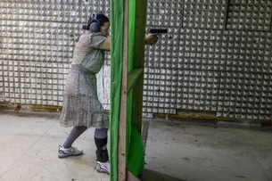 Mulheres israelenses correm para comprar armas depois de 7 de outubro
