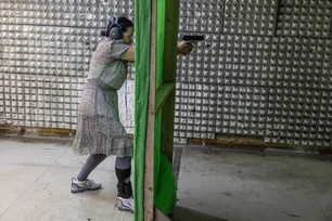 Imagem referente à matéria: Mulheres israelenses correm para comprar armas depois de 7 de outubro