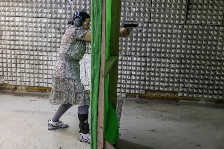 Mulheres israelenses se armam para autodefesa após ataques do Hamas e aumento da insegurança (MENAHEM KAHANA/AFP)