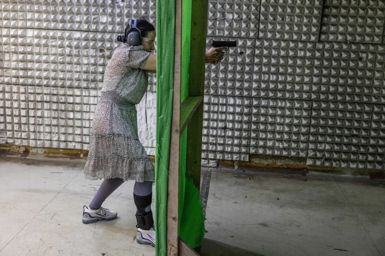 Mulheres israelenses se armam para autodefesa após ataques do Hamas e aumento da insegurança (MENAHEM KAHANA/AFP)