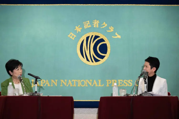Yuriko Koike (E) e Renho Murata durante debate para discutir os problemas da capital japonesa
