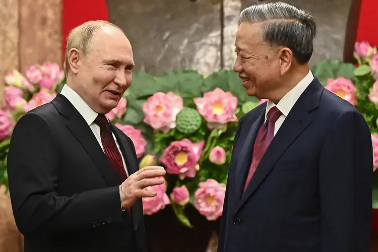 Vladimir Putin com o presidente do Vietnã, To Lam, em visita diplomática ao país asiático  (NHAC NGUYEN/AFP)