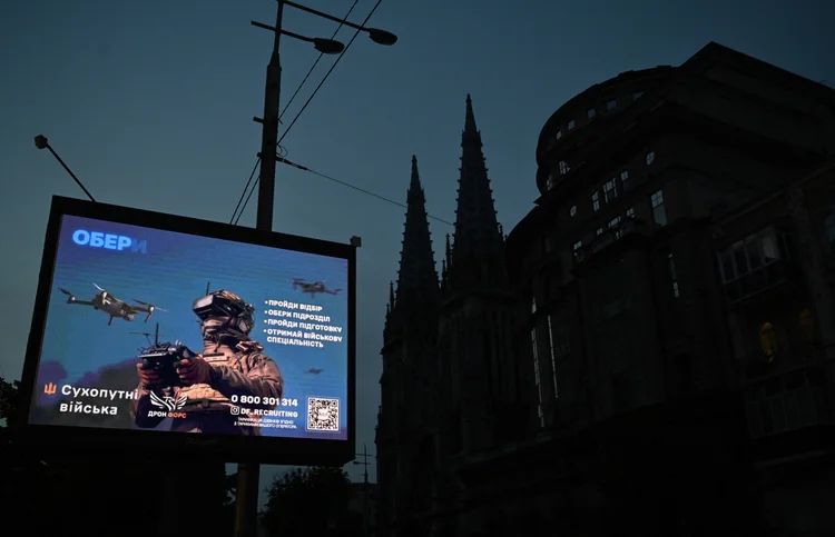 Propaganda de alistamento em Kiev é o único ponto de luz durante apagão na capital (AFP Photo)