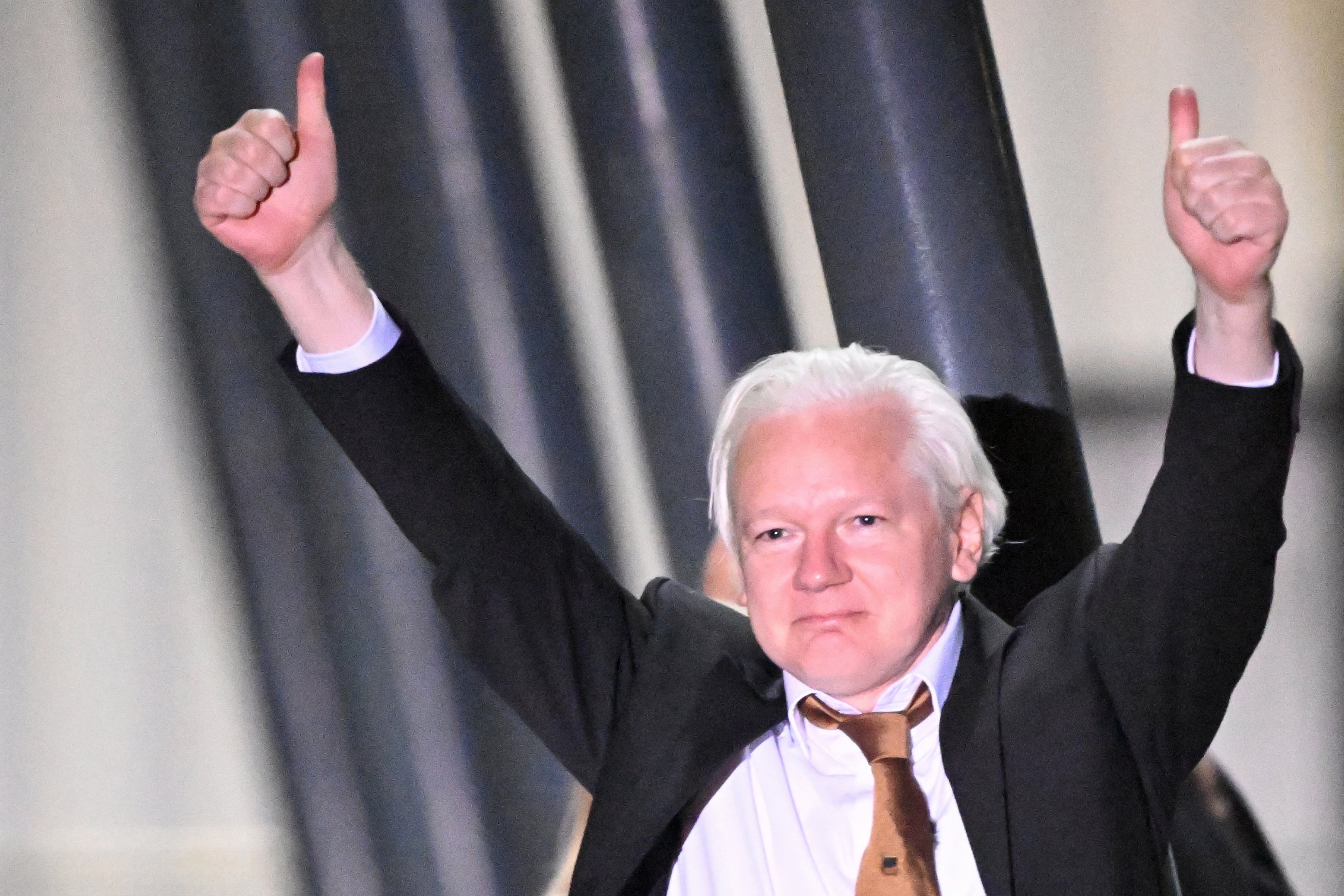O fundador do WikiLeaks, Julian Assange, faz um sinal de positivo após chegar ao Aeroporto de Canberra em 26 de junho de 2024, após se declarar culpado em um tribunal dos EUA em Saipan de uma única acusação de conspiração para obter e disseminar informações de defesa nacional dos EUA. O fundador do WikiLeaks, Julian Assange, voltou para casa na Austrália para começar a vida como um homem livre em 26 de junho, após admitir que revelou segredos de defesa dos EUA em um acordo que abriu a porta para sua cela na prisão de Londres. 
