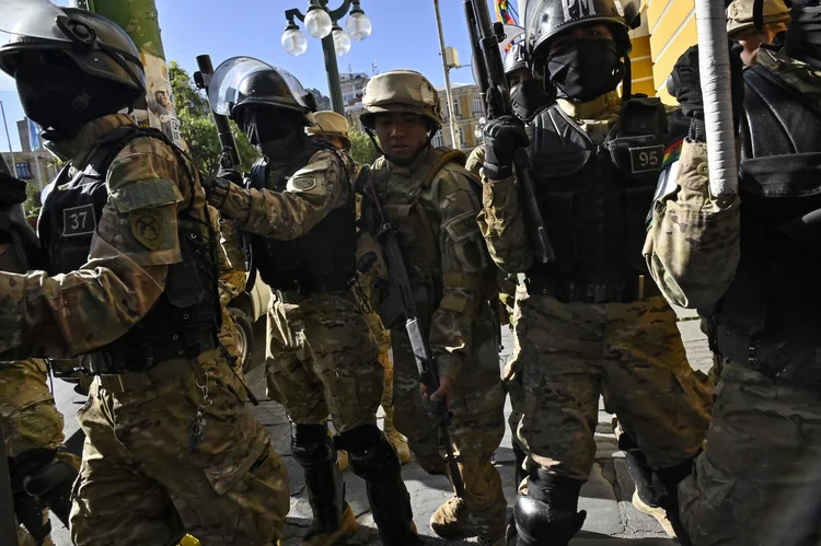 Militares se concentram na Praça de Armas de La Paz, em frente à sede do governo, nesta quarta, 26 (Aizar Raldes/AFP Photo)