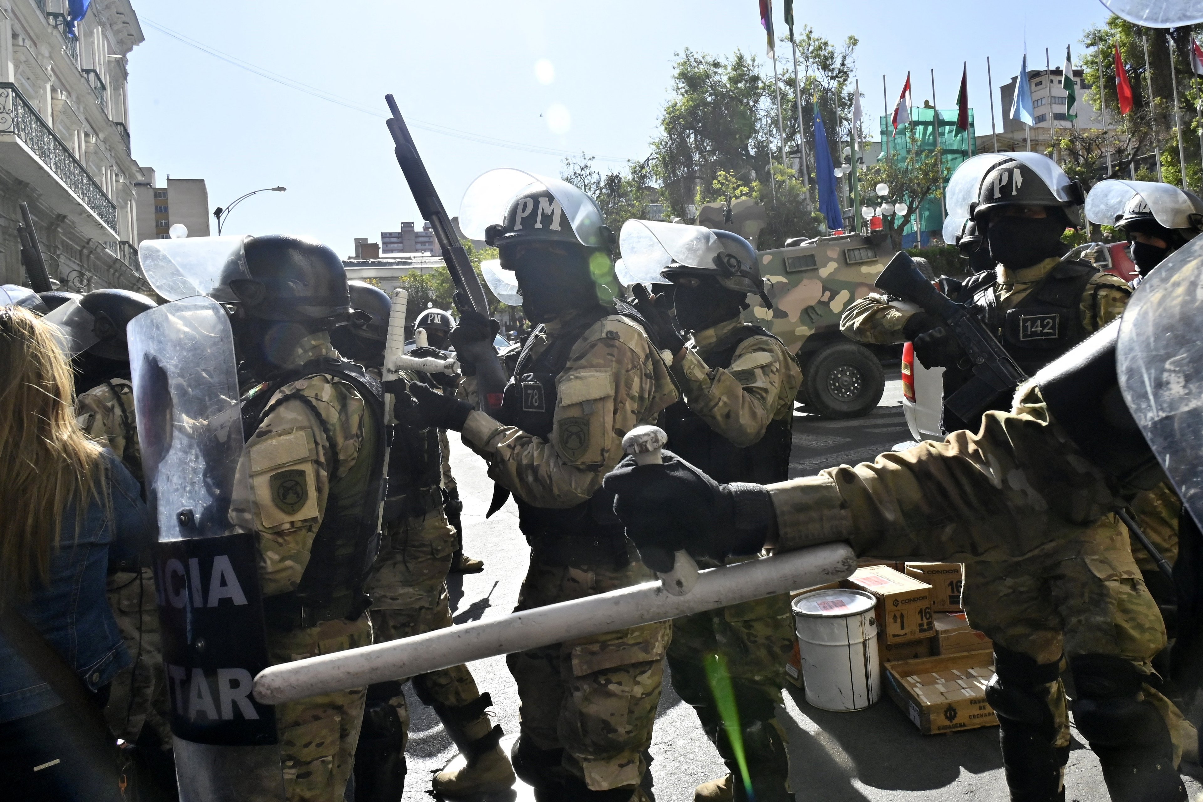 Militares se concentram na Praça de Armas de La Paz, em frente à sede do governo, nesta quarta, 26