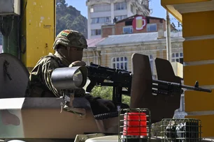 Imagem referente à notícia: Militares começam a deixar praça após tentativa de golpe de Estado na Bolívia