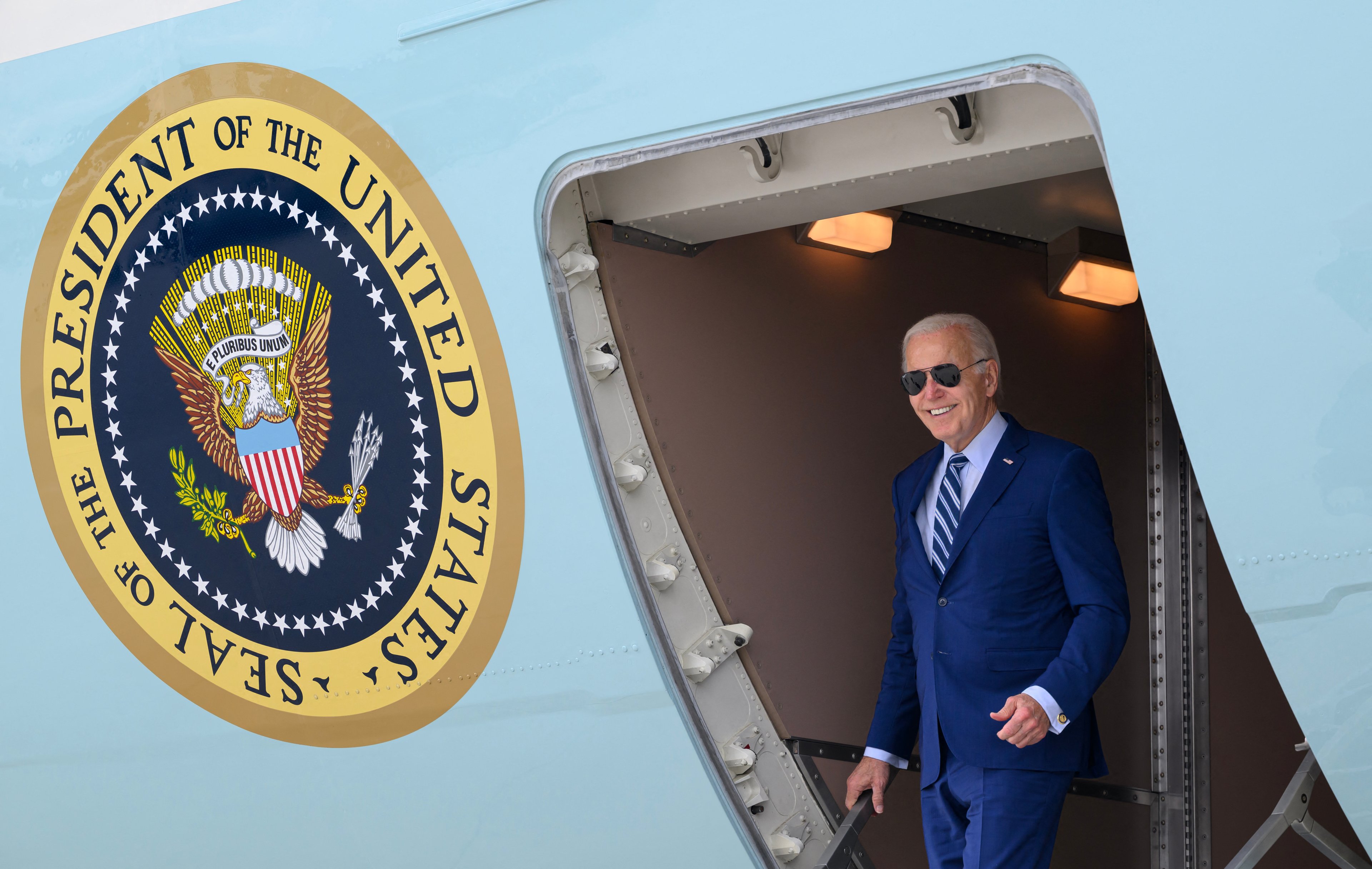 Joe Biden desembarca em base na Geórgia, no caminho para o debate