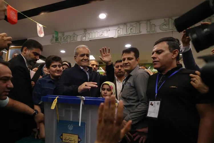 O candidato presidencial iraniano e reformista Massoud Pezeshkian deposita seu voto em uma seção eleitoral em Teerã durante a eleição presidencial do Irã em 28 de junho de 2024 (Foto por ATTA KENARE / AFP) (Atta Kenare/AFP)