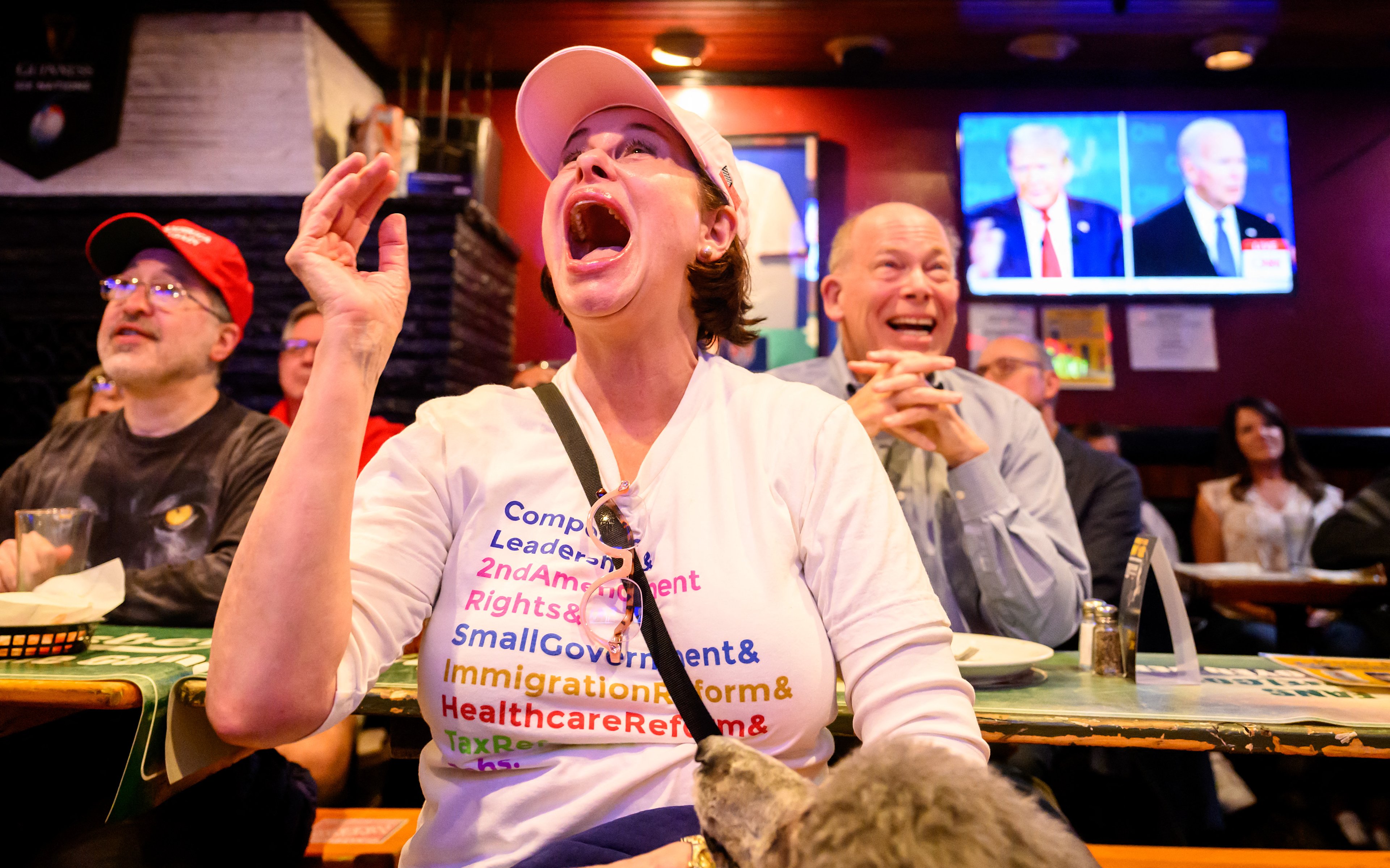 Pessoas reagindo ao debate em um pub em São Francisco, Califórnia