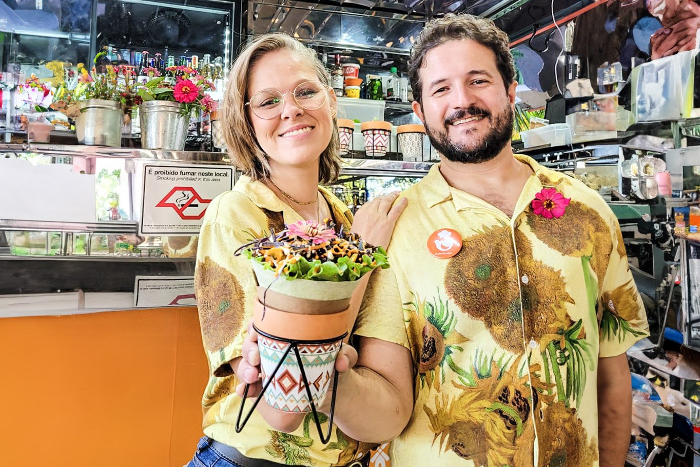 Marcio Serafim Godinho e Juliana Exel, comerciante e designer gráfica, proprietários da Kok Holambra