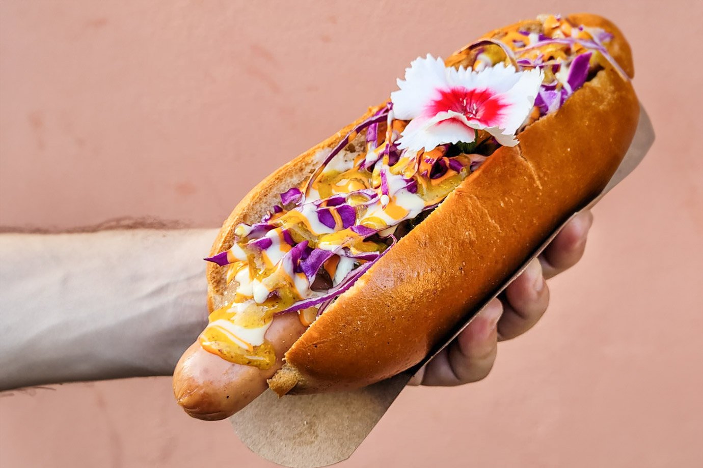 Cachorro-quente de flor? Conheça o sanduíche feito em Holambra